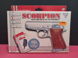 Pistola Scorpion Blaze Con Av Adaptador Para Playstation En Su Caja Original - Andere & Zonder Classificatie