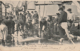 VE 23- MARINE FRANCAISE - LAVAGE DU PONT A BORD D' UN CUIRASSE - PHOT . EDIT . COUTURIER , TOULON - 2 SCANS - Ausrüstung