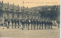 ARMEE BELGE.   LA PARADE DE GARDE. INFANTERIE   GRANDE TENUE  .      ZIE AFBEELDINGEN - Regiments