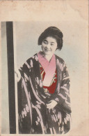 VE 22- (JAPON) JAPANESE -JEUNE FEMME JAPONAISE EN TENUE TRADITIONNELLE ( KIMONO ) - CARTE COLORISEE - 2 SCANS - Autres & Non Classés