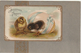 VE 25- " JOYEUSES PAQUES " - CARTE GAUFREE - COUPLE DE POUSSINS ET OEUF ENRUBANNE - ENCADREMENT ET FRISE DORES- 2 SCANS - Pâques