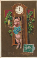 VE 26- 1er AVRIL - COCHON SORTANT D' UNE HORLOGE AVEC CHAMPAGNE ET BOUQUET DE FLEURS - TREFLE , DORURE - ILLUSTRATEUR  - 1 De April (pescado De Abril)