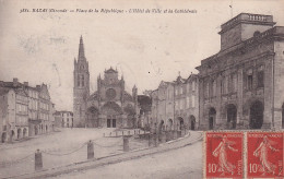 TE Nw28-(33) BAZAS - PLACE DE LA REPUBLIQUE - L'HOTEL DE VILLE ET LA CATHEDRALE - Bazas