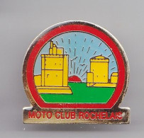 Pin's Moto Club Rochelais En Charente Maritime Dpt 17 Réf 5917 - Städte