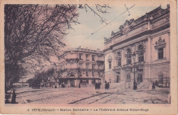 UR Nw28-(34) SETE - LE THEATRE ET AVENUE VICTOR HUGO - CARTE COLORISEE - Sete (Cette)