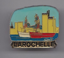 Pin's La Rochelle En Charente Maritime Dpt 17 Bateaux Réf 5621 - Ciudades