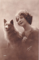 UR Nw41- PORTRAIT DE FEMME AVEC CHIEN SPITZ - CARTE PHOTO IRISA - Dogs