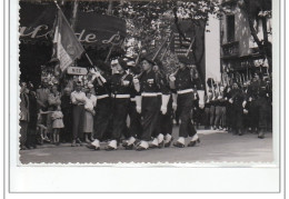 ANTIBES : Lot De 8 Photos Format Cartes Photos D'un Défilé Militaire Vers 1945 - Très Bon état - Sonstige & Ohne Zuordnung