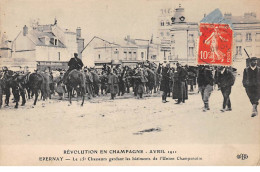 EPERNAY - Révolution En Champagne - Avril 1911 - Le 15e Chasseurs Gardant Les Bâtiments De L'Union Champenoise - état  - Epernay