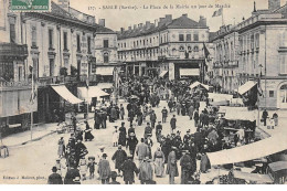 SABLE - La Place De La Mairie Un Jour De Marché - Très Bon état - Sable Sur Sarthe