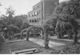 SURESNES - Collège Moderne De Jeunes Filles - Le Jardin - Très Bon état - Suresnes