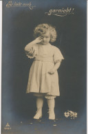 MOOI MEISJE . BELLE FILLE  == ER LIEBT MICH. GARNICHT.    CARTE PHOTO. - Autres & Non Classés