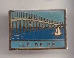 Pin's Ile De Ré En Charente Maritime Dpt 17  Réf 8328 - Città