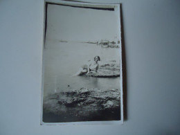 GREECE      PHOTO POSTCARDS 1935 ΓΥΝΑΙΚΑ ΣΤΗ ΘΑΛΑΣΣΑ     MORE PURHASES 10% DISCOUNT - Grèce