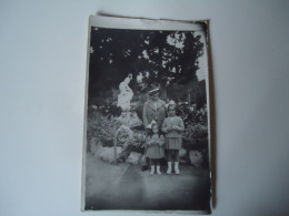 GREECE      PHOTO POSTCARDS 1928  ΟΙΚΟΓΕΝΙΑ  ΣΤΟΝ ΒΑΣΙΛΙΚΟ ΚΗΠΟ    MORE PURHASES 10% DISCOUNT - Grèce