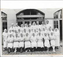 PHOTO -  Infirmières Et Infirmiers Devant Panneau "Maladies De La Gorge"  - Ft 23 X 17,5 Cm - Anonyme Personen