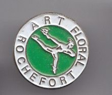 Pin's Art Floral Rochefort En Charente Maritime Dpt 17 Réf 2115 - Ciudades