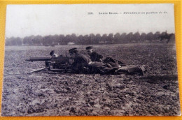 MILITARIA -  ARMEE BELGE - BELGISCH LEGER  - Mitrailleuse En Position De Tir - Manovre