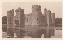 D44. Vintage Postcard. Bodiam Castle And Moat. Sussex. - Otros & Sin Clasificación