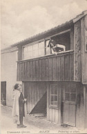 D11. Vintage Postcard. Alsace. Preparing An Attack. Romantic Couple. - Koppels