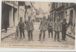 CPA SOISSONS (02)  - PRISONNIERS ALLEMANDS DANS LES RUES DE SOISSONS- Pour Les  Troupes D'Occupation Du Maroc Occidental - WW1 (I Guerra Mundial)