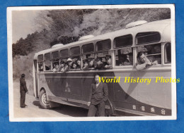 Photo Ancienne Snapshot - JAPON - Beau Portrait D' Enfant Dans Un Autocar Scolaire ? Garçon Japonais Homme Costume Asia - Asien