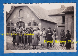 Photo Ancienne - LAEKEN - Institut Supérieur Ménager & Agricole De L' Etat - 1935 - Jeune Femme En Visite - Appareil - Lieux