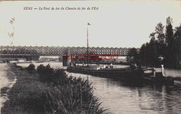 CPA SENS - YONNE - PONT DU CHEMIN DE FER ET PENICHE - Sens