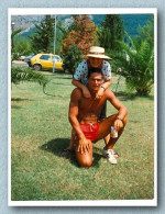 Photo Originale / Sports / Femme Et Homme Musclé Torse Nu, Un Athlète En Short Rouge Et Baskets, Gay Int - Pin-Ups