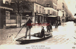 CPA PARIS - INONDATIONS 1910 - GRENELLE - PASSAGE DES HABITANTS - Paris Flood, 1910