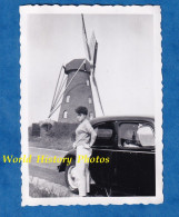 Photo Ancienne Snapshot - BELGIQUE ? FRANCE ? - Beau Portrait D'une Femme - Moulin à Vent à Situer - Automobile - Cars