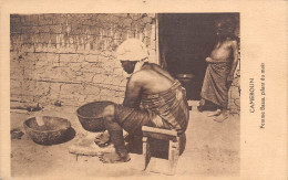 CAMEROUN  Femma BASSA Pilant Du MAIS   19 (scan Recto-verso)MA2299Bis - Cameroon