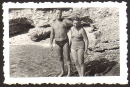 Couple Bikini Woman Girl And Trunks Muscular Man On Beach   Old Photo 9x6cm #41180 - Anonyme Personen