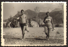 Couple Bikini Woman Girl And Trunks Muscular Man On Beach   Old Photo 9x6cm #41181 - Anonyme Personen