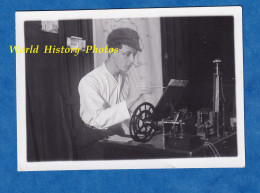 Photo Ancienne Snapshot - Portrait D'un Homme Avec Machine à Identifier - Métier ? Radio ? Dessin Industriel ? Garçon - Oggetti