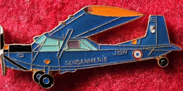 SUPER PIN'S AVION GENDARMERIE Signé SEGALEN émail Vernissé Base Or - Aviones