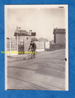 Photo Ancienne Snapshot - BEZONS - Portrait Coureur Cycliste Devant La Maison Du Peuple - 1933 - Rue Quartier Maison - Cycling