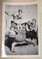 Portrait De Groupe Avec Et Sur La Voiture Même Le Chien Citroen Traction Avant Photo Snapshot Vers 1940-1950 - Cars