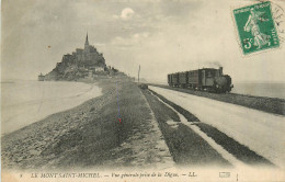 50* MONT ST MICHEL   Vue Generale  - Digue – Train     RL37.0341 - Le Mont Saint Michel