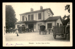 77 - NANGIS - LA FACADE DE LA GARE DE CHEMIN DE FER - DILIGENCES - Nangis