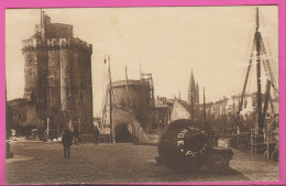 D17 - SORTIE DU PORT DE LA ROCHELLE - Voiture Ancienne Sur La Gauche  - La Rochelle