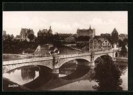 AK Saalfeld /Saale, Blick Auf Die Brücke Und Häuserpartie  - Saalfeld