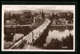 AK Saalfeld, Blick Auf Die Brücke Mit Passanten Und Kutsche  - Saalfeld