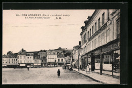 CPA Les Andelys, La Place Nicolas Poussin  - Les Andelys