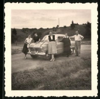Fotografie Auto Ford Taunus, Stolze Familie Nebst PKW  - Cars