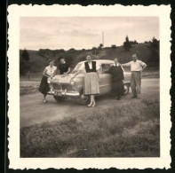 Fotografie Auto Ford Taunus, Stolze Familie Nebst PKW  - Automobile