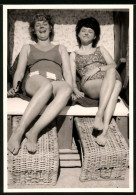 Fotografie Bademode, Lachende Junge Frauen Im Badeanzug Sonnen Sich  - Sonstige & Ohne Zuordnung