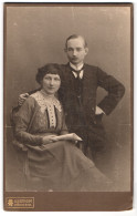 Fotografie A. Wertheim, Berlin, König Strasse, Bürgerliches Paar Arm In Arm  - Anonyme Personen