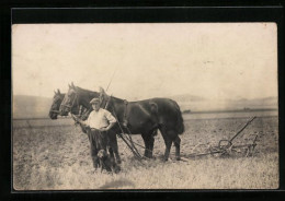 Foto-AK Bauer Mit Hund Und Pferdegespann Beim Pflügen Auf Dem Feld  - Pferde