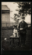 Foto-AK Knabe Mit Mütze Neben Hund Auf Einem Stuhl  - Hunde
